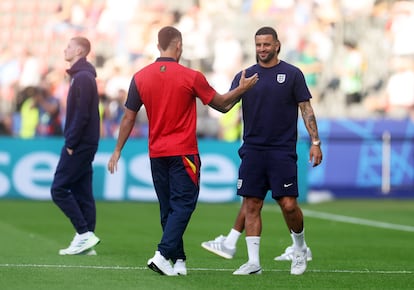 Kyle Walker saluda a su compañero del Manchester City, Ferrán Torres, en los prolegómenos de la final entre España e Inglaterra. 