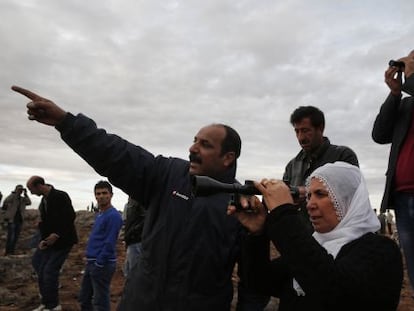 Un grupo de personas contempla los bombardeos sobre Kobane desde las colinas de Suruc, al otro lado de la frontera turca.