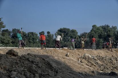 Una brigada de trabajo con jóvenes rohingya y bangladesí, trabajando en la nueva carretera que tiene que conectar Bangladés y Myanmar.