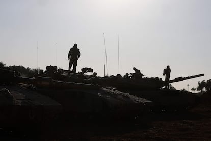 Soldados israelíes posicionados con tanques a lo largo de la frontera con Gaza, este jueves.   