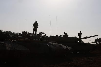 Soldados israelíes posicionados con tanques a lo largo de la frontera con Gaza, este jueves.