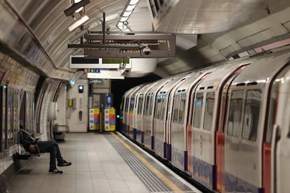 Un tren se encuentra parado en la estación de Oxford Street durante la huelga de los trabajadores del suburbano.