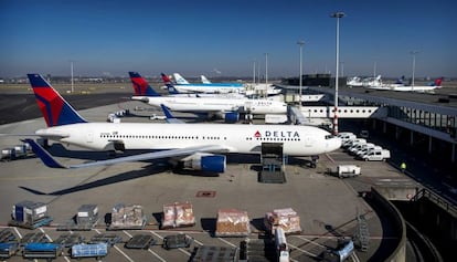 Aviones de Delta en un aeropuerto de Alemania