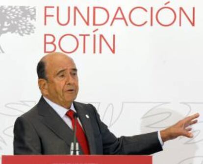 El presidente de la Fundación Botín, Emilio Botín, durante la presentación de la memoria correspondiente al año 2014 de esta institución, en un acto que se ha celebrado en el Hotel Real en la capital cántabra.