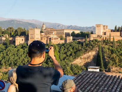Turistas en Granada, este junio.