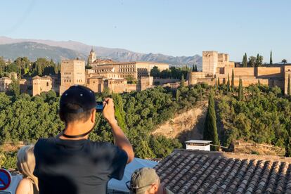 Turistas en Granada, este junio.