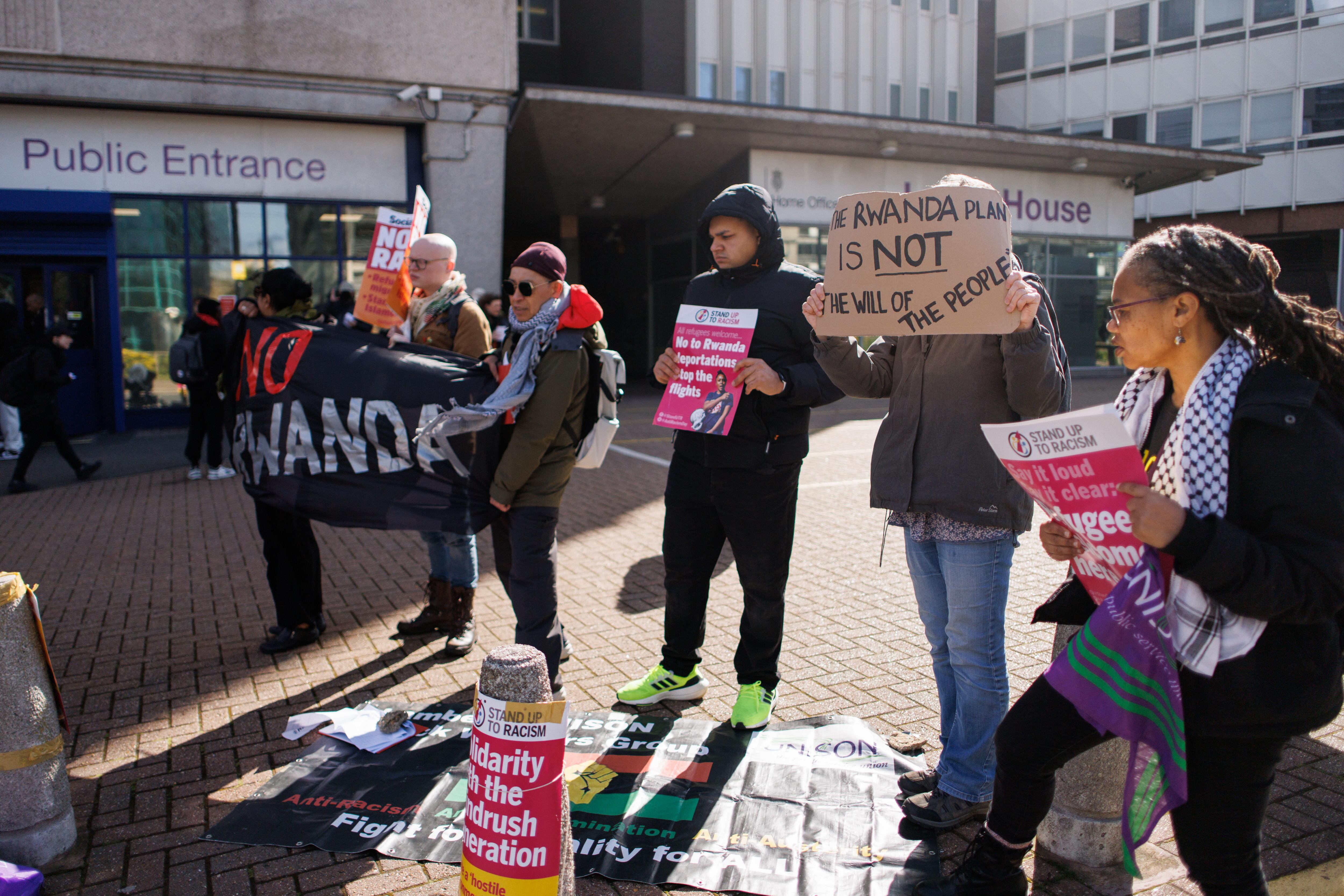 Manifestantes contra la política de deportaciones a Ruanda frente a la oficina de Inmigración y Visados en el barrio londinense de Croydon.