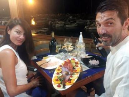 El guardameta Gianluigi Buffon y su pareja Ilaria D’Amico en la isla italiana de Giglio el pasado 17 de julio.