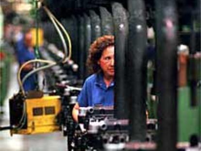 Una trabajadora en la planta de Ford en Almussafes.