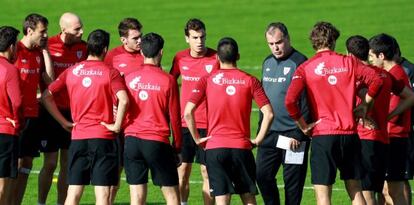 Bielsa y jugadores del Athletic durante el entrenamiento de ayer, en Lezama.
