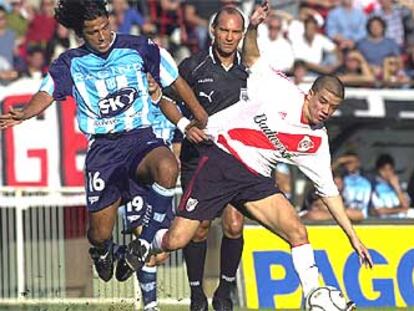 Bedoya, de Racing, agarra a D&#39;Alessandro (Derecha) durante un partido del Clausura.