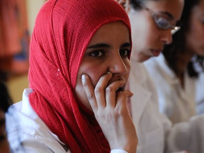 Una adolescente marroquí asiste a clase en un centro educativo. 