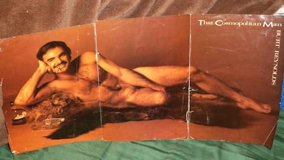 En 1972, el actor Burt Reynolds apareció completamente desnudo –aunque tapando pudorosamente sus genitales– en las páginas centrales de la revista 'Cosmopolitan'. Fue el primer desnudo integral de un famoso en una revista y el antecedente de 'Playgirl'. En la imagen, el recorte de 'Cosmopolitan' con el célebre desnudo.
