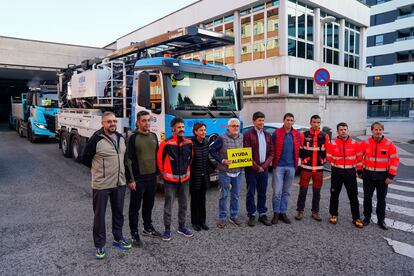 La alcaldesa de Gijón, Carmen Moriyón (4i), posa con el equipo que el Ayuntamiento de la ciudad envía a Valencia para colaborar en las tareas de rescate por la dana, este domingo.