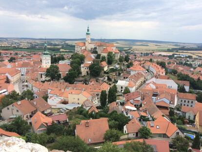 Panorámica de Mikulov con la colina Santa al fondo