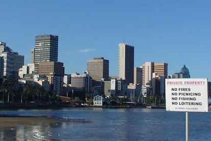 Durban es la ciudad más grande de la provincia de KwaZulu-Natal y la tercera más importante de Suráfrica.  La ciudad se alarga a orillas del Índico, al sureste del país africano