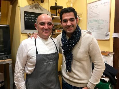 TOMEU ARBONA CON EL COCINERO ANDREU GENESTRA / CAPEL 