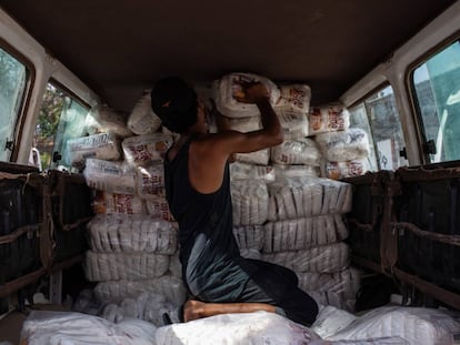 Carregamento de comida em Pacaraima, Brasil, para ser levado à Venezuela.