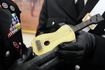 Un carabiniere sostiene la guitarra de juguete esculpida por Picasso para su hija Paloma