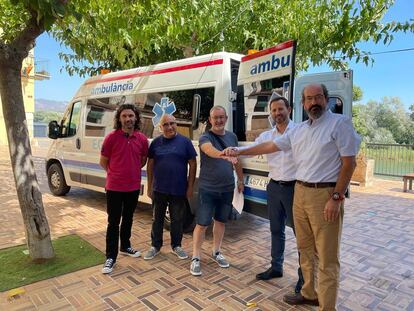 Carlos Bardají, a la derecha, junto al alcalde de Móra d’Ebre, Rubén Biarnes, y representantes de Egara, la empresa donante, en el pueblo tarraconense el jueves 7 de septiembre.