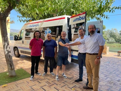 Carlos Bardají, a la derecha, junto al alcalde de Móra d’Ebre, Rubén Biarnes, y representantes de Egara, la empresa donante, en el pueblo tarraconense el jueves 7 de septiembre.