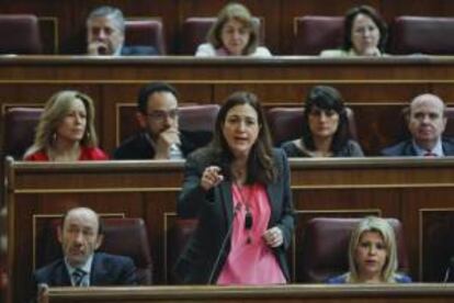 La portavoz parlamentaria socialista, Soraya Rodríguez (c), junto al líder del PSOE, Alfredo Pérez Rubalcaba (i - abajo), y la diputada socialista, María del Carmen Sánchez (d - abajo), en su intervención en la sesión de control al Gobierno. EFE/Archivo