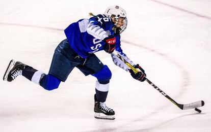 La integrante del equipo estadounidense de hockey sobre hielo lanza la pastilla durante el partido frente al equipo de Rusia, el 13 de febrero.