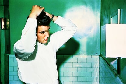 Elvis retoca su pelo en el servicio de caballeros del Mosque Theater.