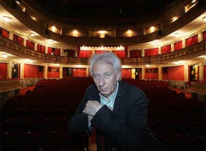 Albert Boadella, en el teatro Lope de Vega de Sevilla, donde mañana estrena <i>La cena</b>.