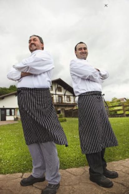 Los chefs Javier Gartzia e Iñigo Elorriaga, del restaurante Boroa en Amorebieta (Bizkaia).