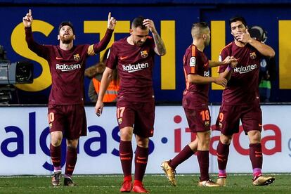  El delantero del FC Barcelona Leo Messi (i) celebra tras marcar el segundo gol ante el Villarreal, durante el partido de Liga en Primera División que se disputó en el estadio de la Cerámica. 