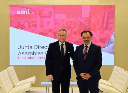 A la izquierda, José Joly, nuevo presidente de AMI, junto a Fernando de Yarza, a quien sucede en el cargo.