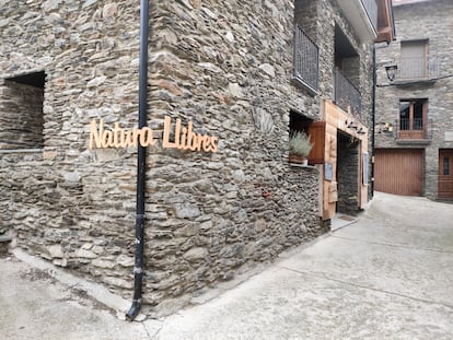 Façana de la llibreria NaturaLlibres.