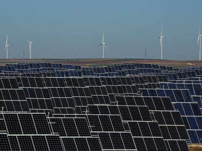 Instalaciones de energía solar y eólica en España.