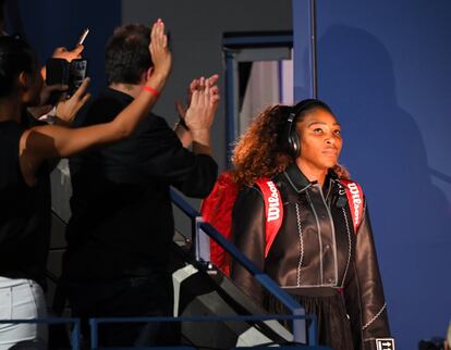 27 de agosto de 2018. Serena Williams llega al USA Open para enfrentarse contra la polaca Magda Linette en primera ronda. Bajo su chaqueta de piel y sus grandes auriculares ya se adivina el que será su 'look' en el torneo.