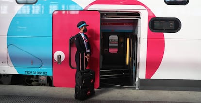 Un tren de Ouigo, en la estación de Atocha, en Madrid. 