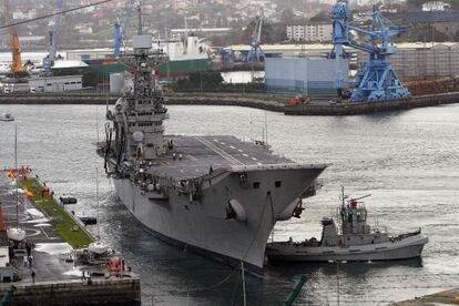 El portaviones 'Príncipe de Asturias' a su llegada hoy al Arsenal Militar de A Graña