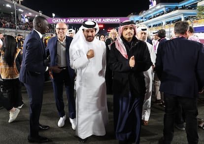 El primer ministro qatarí, Mohammed bin Abdulrahman bin Jassim Al Thani (d) y el presidente de la FIA, Mohammed Ben Sulayem, en el gran premio de Qatar.