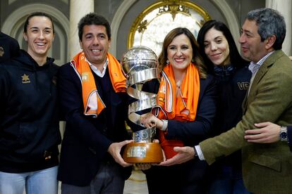 El presidente de la Generalitat, Carlos Mazón (segundo por la izquierda), la alcaldesa de Valencia, María José Catalá, el consejero de Deportes, Vicente Barrera, y las capitanas del Valencia Basket, Queralt Casas (i) y Cristina Ouviña, durante la recepción en el Ayuntamiento de Valencia tras conseguir el título de la Copa de la Reina que conquistó este domingo.