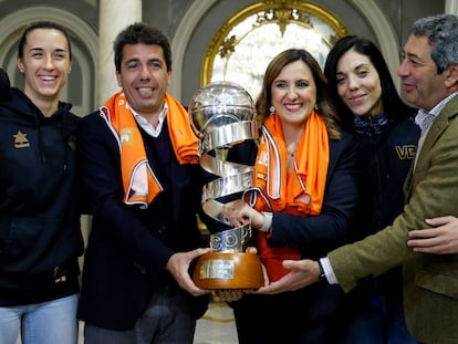 El presidente de la Generalitat, Carlos Mazón (segundo por la izquierda), la alcaldesa de Valencia, María José Catalá, el consejero de Deportes, Vicente Barrera, y las capitanas del Valencia Basket, Queralt Casas (i) y Cristina Ouviña, durante la recepción en el Ayuntamiento de Valencia tras conseguir el título de la Copa de la Reina que conquistó este domingo.