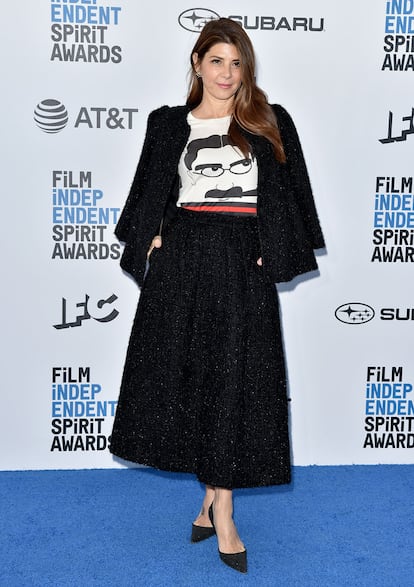 Marisa Tomei llevó chaqueta, falda negra con vuelo y una camiseta de Groucho Marx.