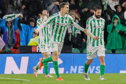 Diego Llorente celebra su gol, que le dio el triunfo al Betis ante Las Palmas. 