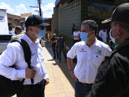 El gobernador de Antioquia Anibal Gaviria, (centro) llega a Betania donde fueron masacrados ocho recolectores de café.