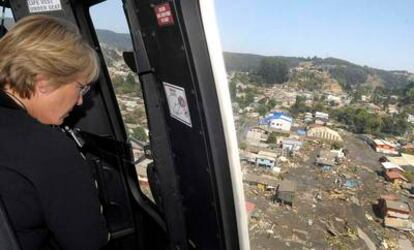 La presidenta chilena, Michelle Bachelet, contempla desde un helicóptero los daños en Concepción.