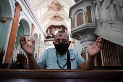 Un fiel católico reza en la Catedral de Cali (Colombia).