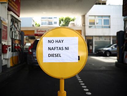 Una señal advierte de que no hay gasolina ni gasoil en una estación de servicio de Buenos Aires, este lunes.