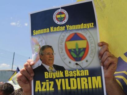 Un seguidor del Fenerbah&ccedil;e muestra un cartel con una foto del presidente de su equipo en 2012