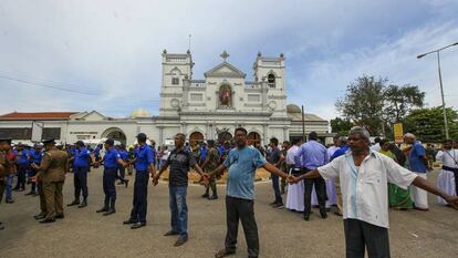 Soldados y ciudadanos srilanqueses hacen un cordón humano frente a la iglesia de San Antonio, en Colombo.