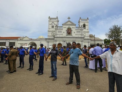 Soldados y ciudadanos srilanqueses hacen un cordón humano frente a la iglesia de San Antonio, en Colombo.