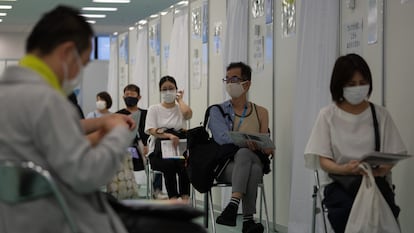 Varios ciudadanos esperan recibir una dosis de la vacuna de Moderna, el 30 de junio en Tokio.